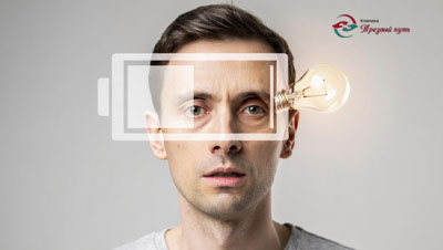 Мужчина с усталостью, которая изображена с помощью батарейки