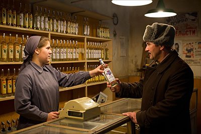 Продажа алкогольной продукции в СССР Девушка продает алкоголь мужчине