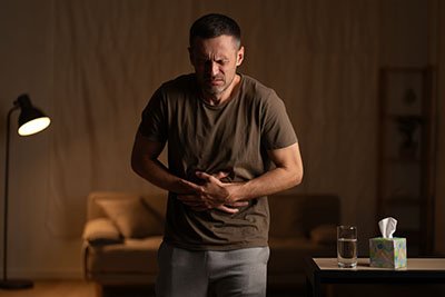 Мужчина держится за живот