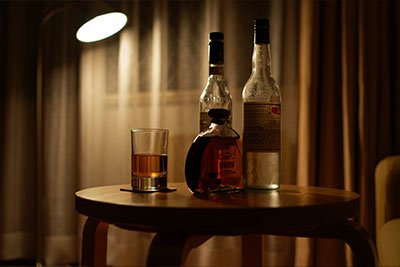 Боли в животе Мужчина держится за живот