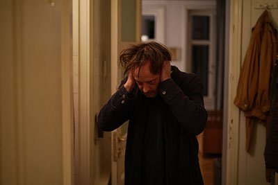 Нарушение координации Мужчина держится за голову и теряет равновесие