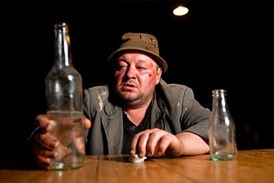 Желание выпить Мужчина хочет выпить алкогольный напиток