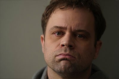 Сеанс стрессопсихотерапия Мужчина сидит в кресле напротив сидит женщина