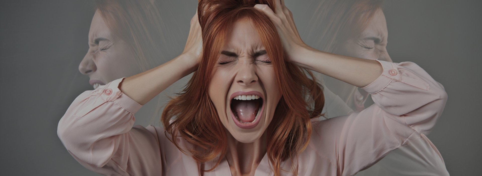 Девушка кричит и вокруг ее тени